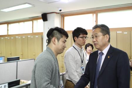 장안구청장 영화동 방문 직원 격려